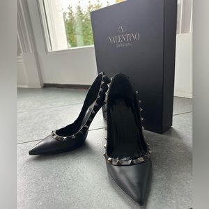 Valentino Black leather Pumps